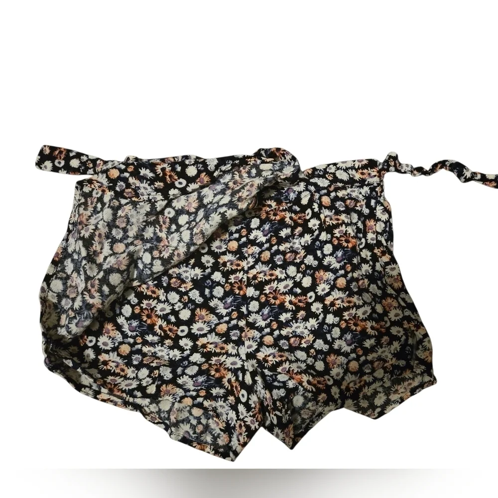 Forever 21 Girls’ Size 13/14 Black Floral Tulip Hem Shorts – Lightweight